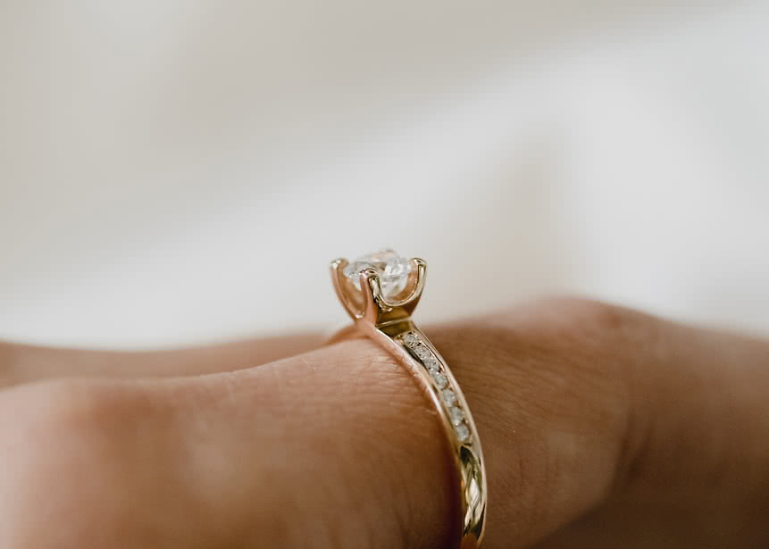 Side stone ring in 18K gold with a 0.5-carat center diamond from VANBRUUN